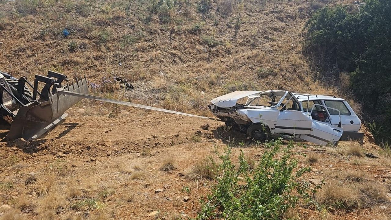 Direksiyon hâkimiyetini kaybeden araç şarampole devrildi! 4 yaralı!