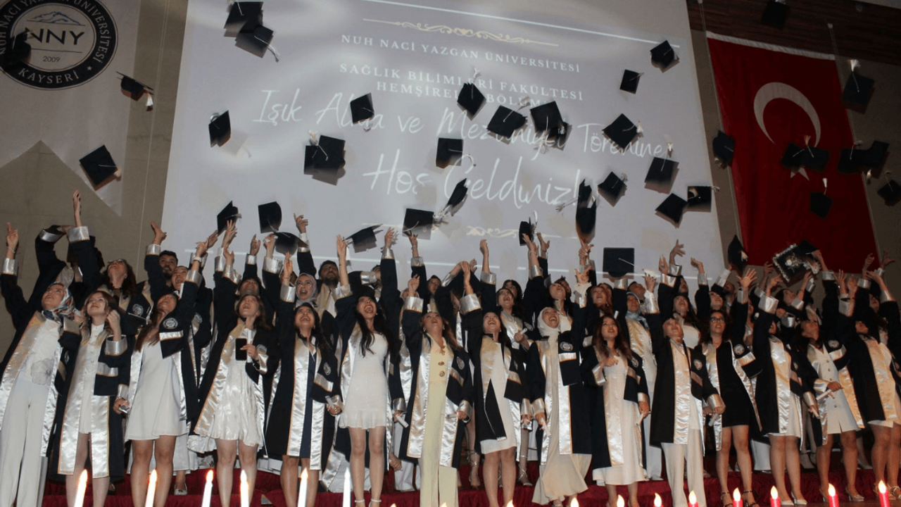 NNYÜ Sağlık Bilimleri Fakültesi’nde mezuniyet coşkusu zirve yaptı!