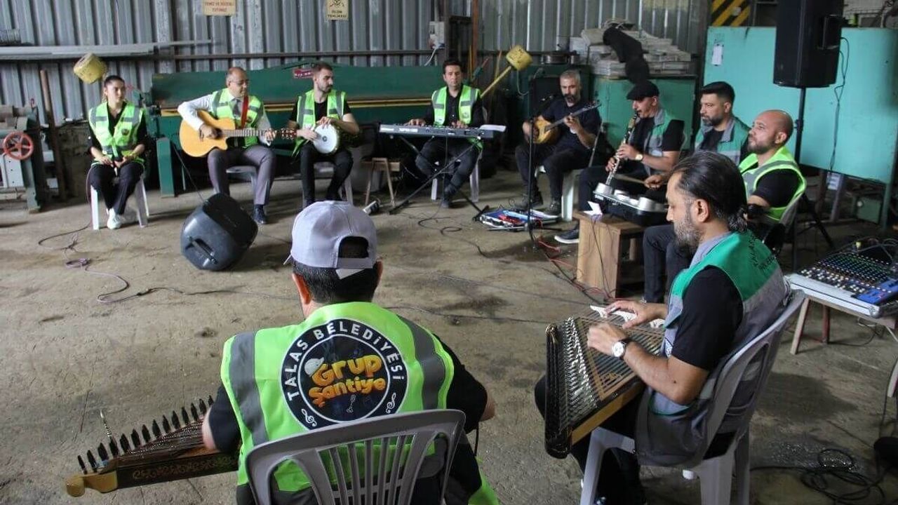 Kayseri'de belediye personellerinden oluşan grup sahneden sahneye koşuyor!
