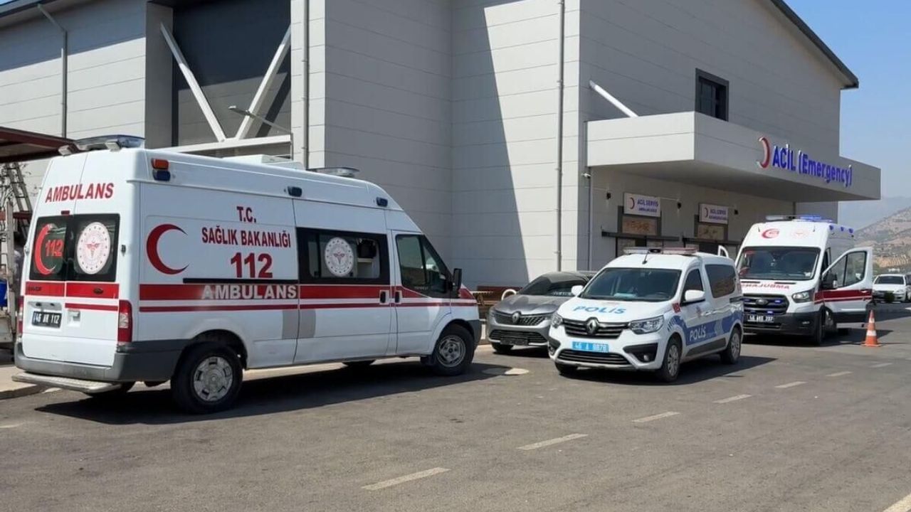 Kamyonet ile inşaat malzemesi arasında kalan kişi feci şekilde can verdi!