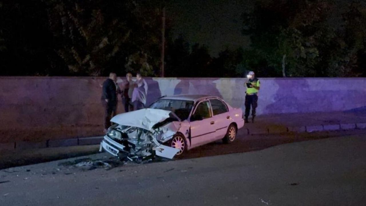 Otomobiller kafa kafaya çarpıştı: 3'ü çocuk 6 yaralı