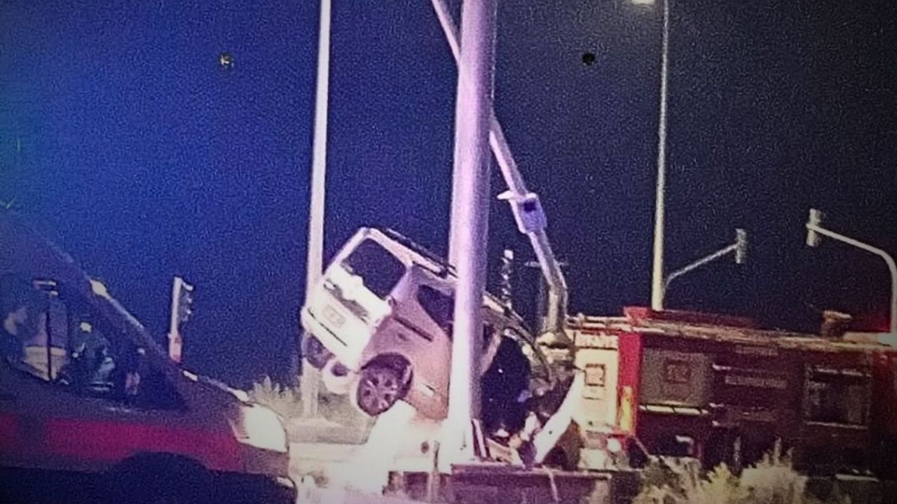 Kayseri’de can pazarı: Otomobil direğe ok gibi saplandı