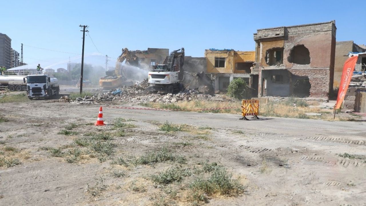 Kayseri'nin suç yuvaları bir bir yıkılıyor! Şehrin en eski yerleşim yerinde çalışma yapıldı