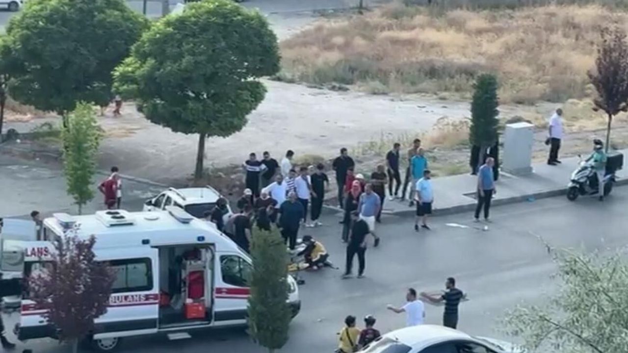 Kavşakta feci kaza! Otomobil ve motosiklet çarpıştı