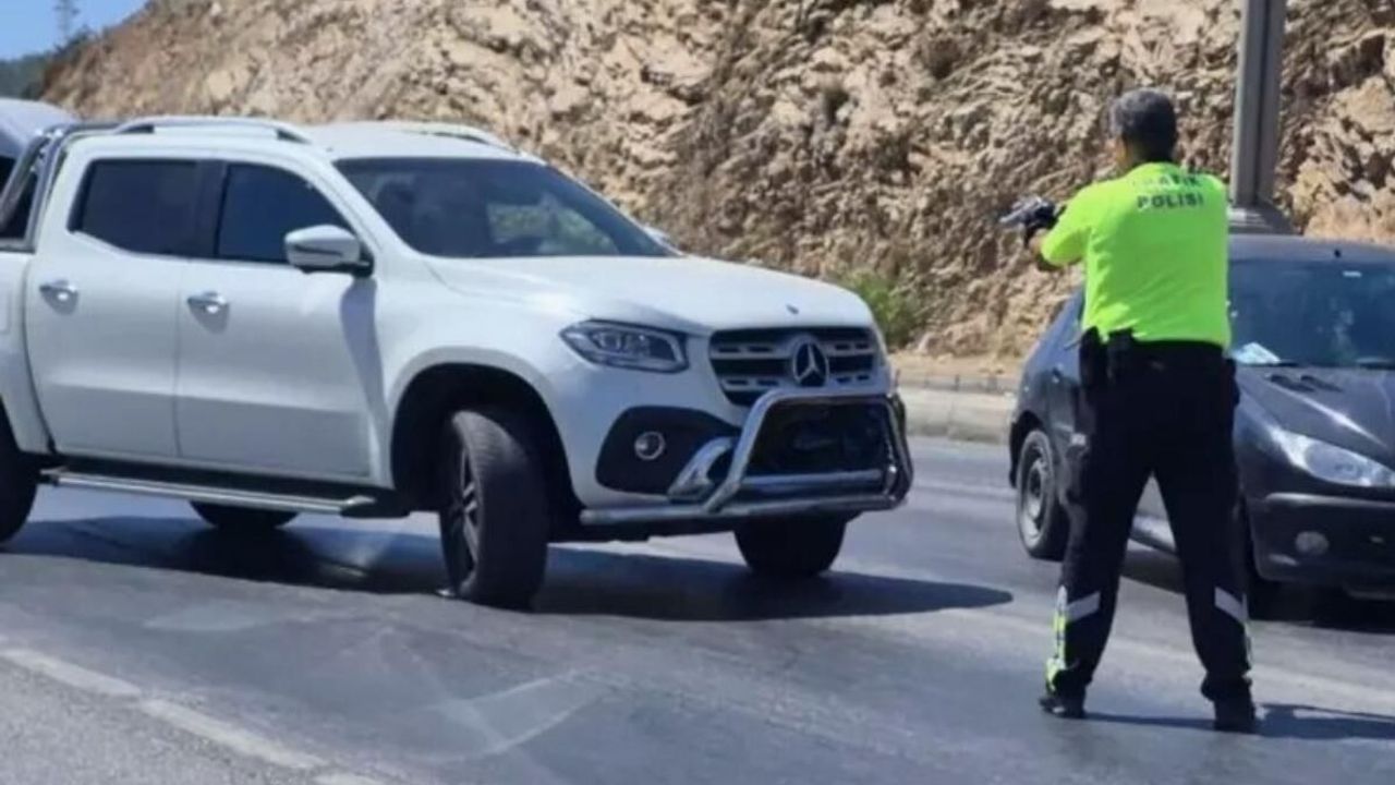 Skandal anlar! Ünlü sanatçının kızı durdurulmak istenince polisin üzerine araba sürdü!