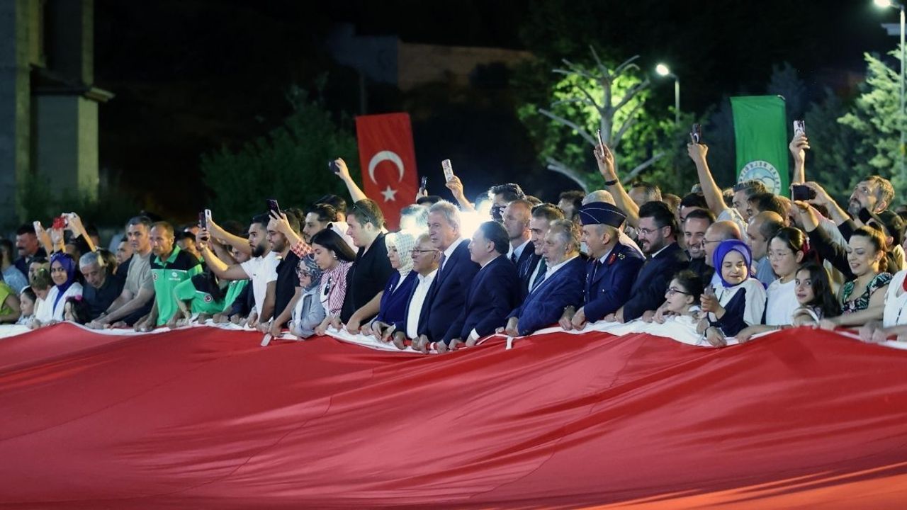 Talas'ta tarihi an: Türkiye'nin en büyük Türk bayrağı açıldı!