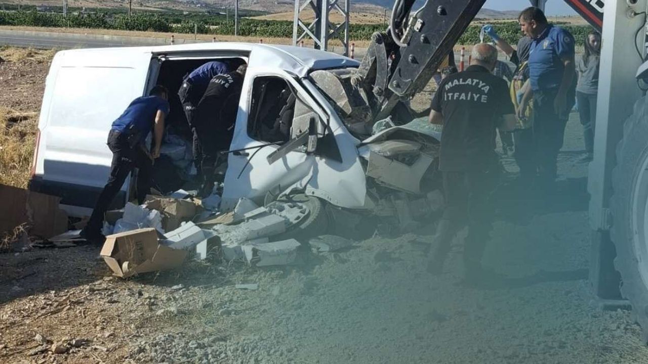 Kayseri yolunda freni boşalan hafif ticari araç direğe çarptı