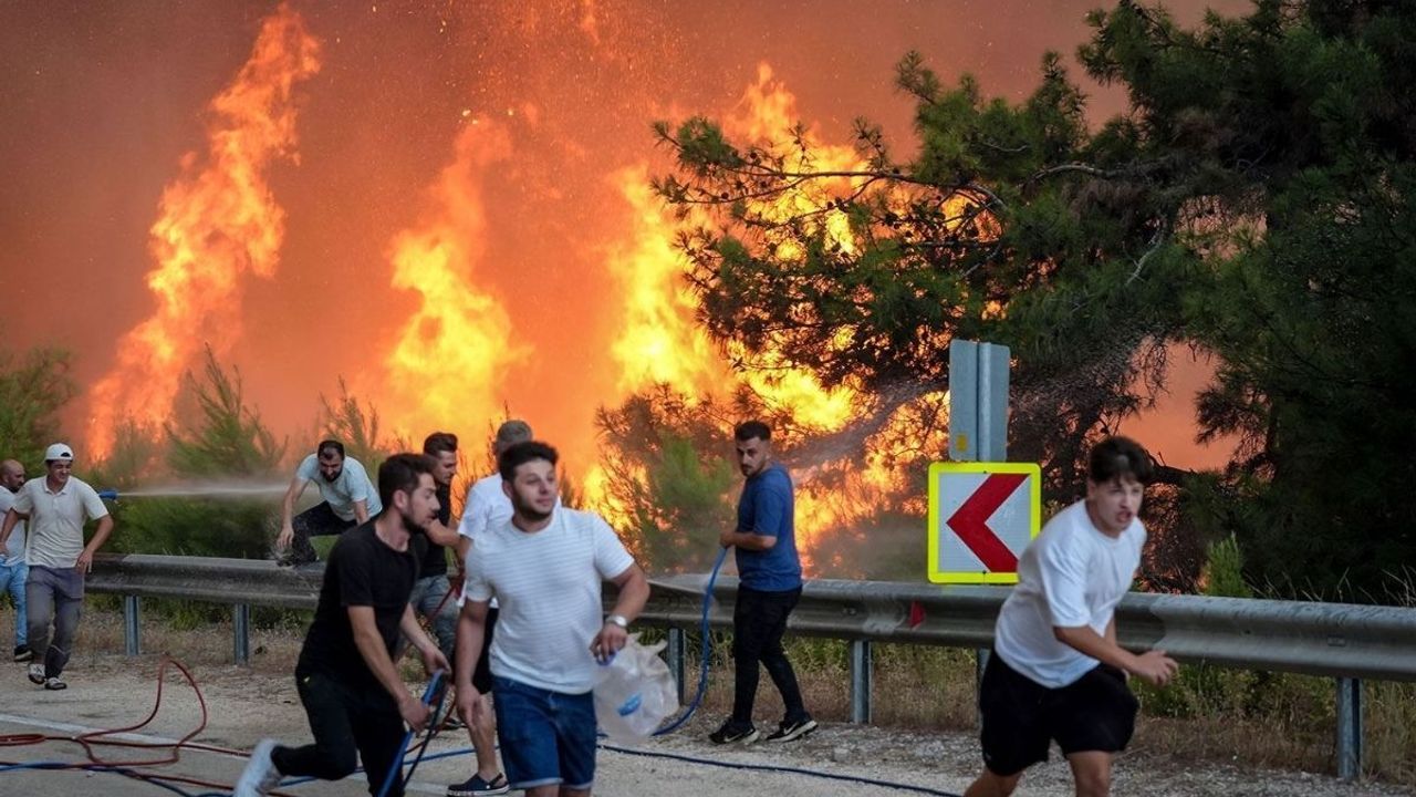 Yangın Harekât Merkezi’nden son durumu değerlendirdi, sahadaki çalışmaları havadan inceledi