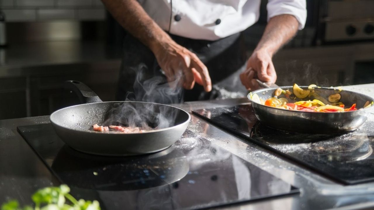 Evde hazırlanan ve hazır alınan yemeklerin karşılaştırması: Mutfağın sıcaklığı mı, pratikliğin hızı mı?
