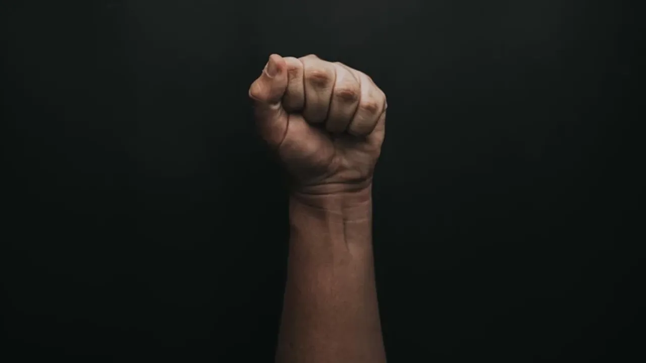 Yumruğunuzu 2 dakikaya yakın sıkınca bakın ne oluyor...