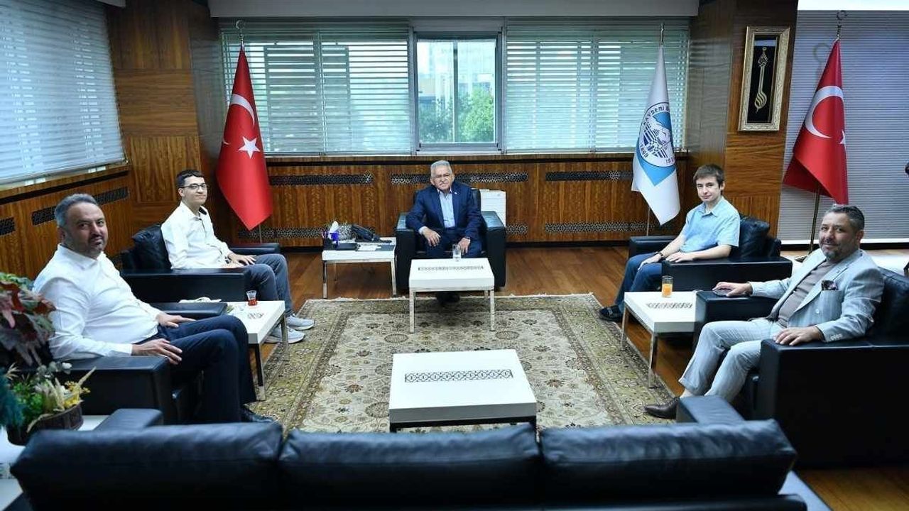 YKS’de Türkiye derecesi yaptılar! Kayserili başkandan öğrencilere tam destek
