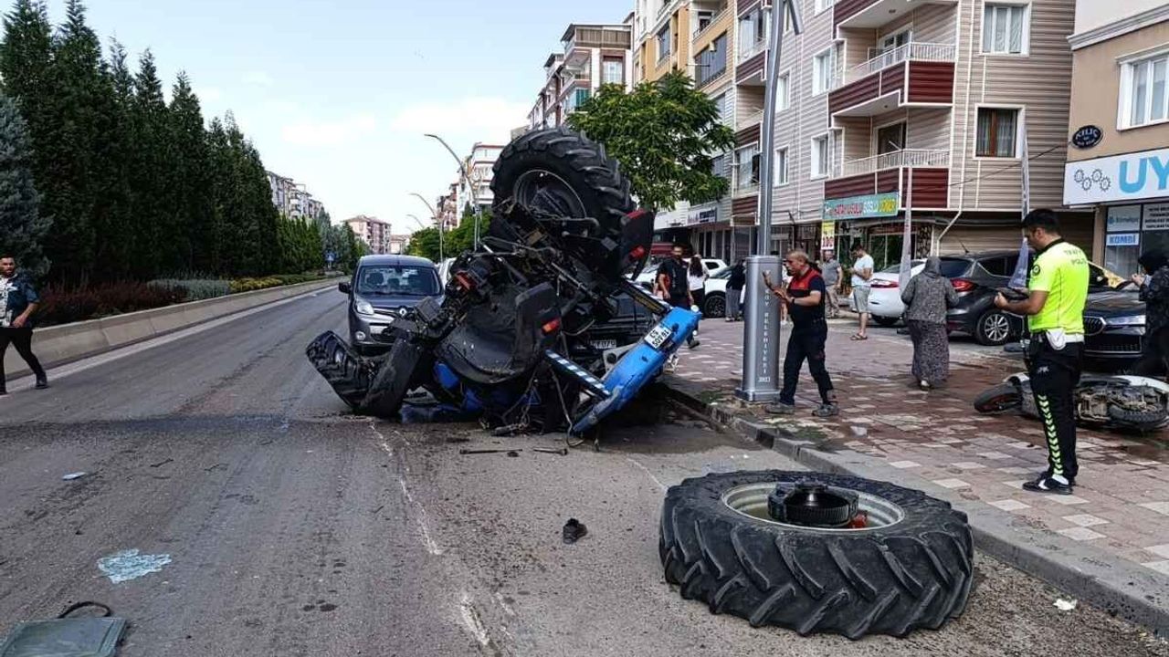Zincirleme kazada traktör devrildi! 1 Ölü, 2 yaralı