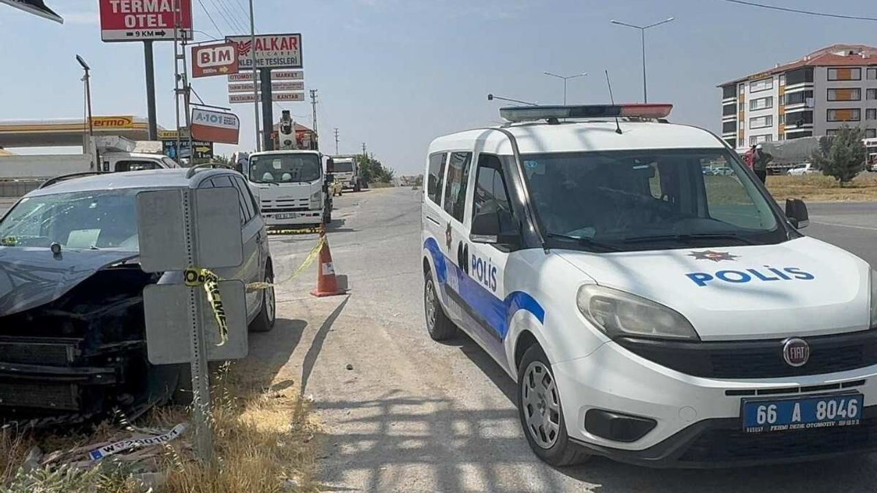 Otomobil elektrik direğine çarptı: 3 yaralı