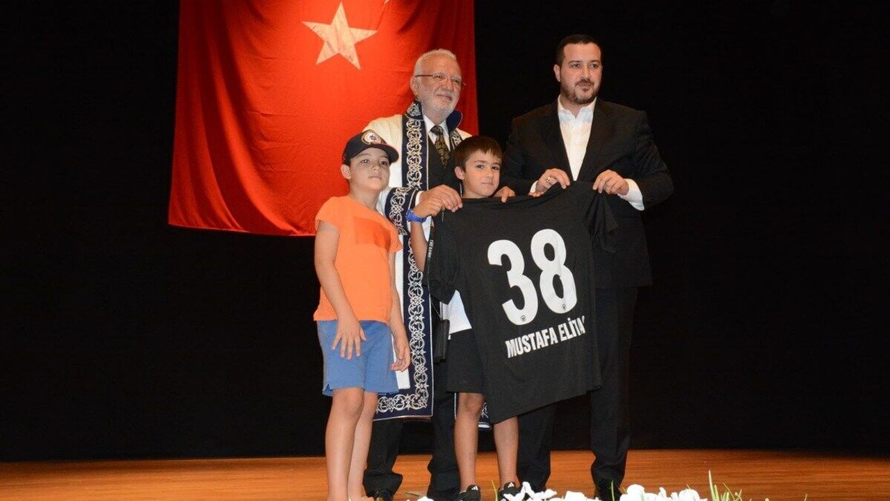 Erciyes 38 FK Başkanı Dirgenali'den Elitaş'a anlamlı hediye