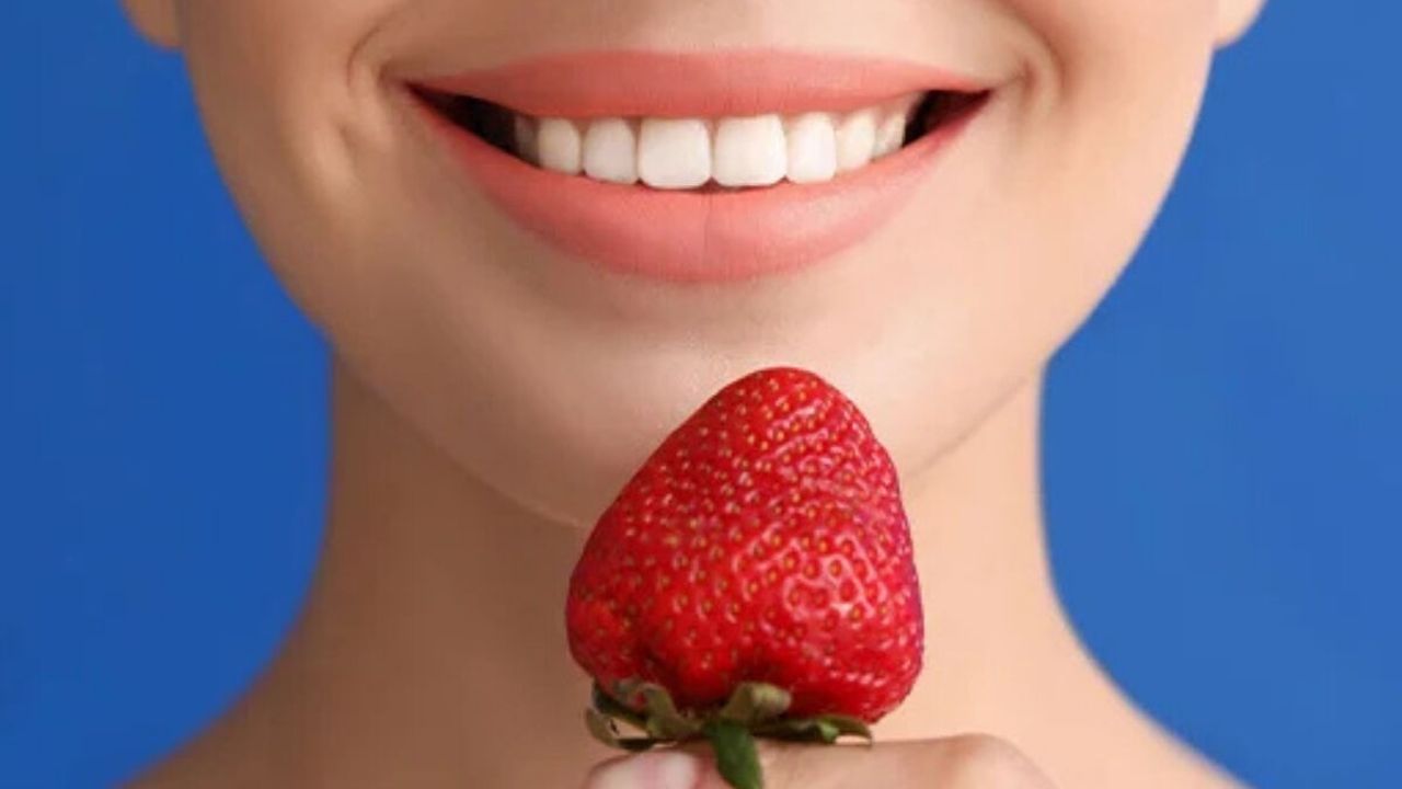 Diş macununu unutun, çilek ile gülüşünüz şahane olsun!