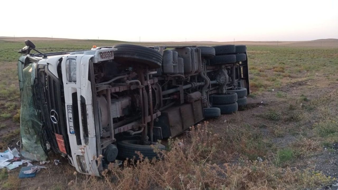 Akaryakıt yüklü tanker devrildi! Sürücü yaralandı