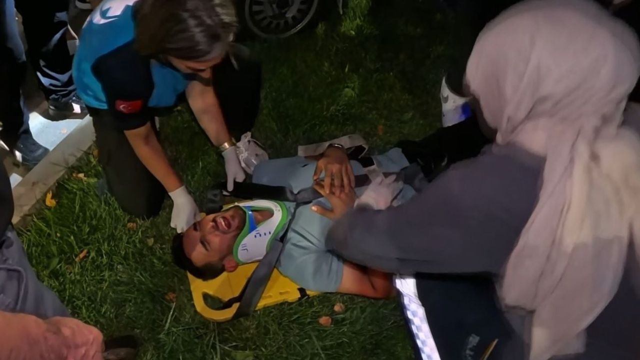 Direksiyon hakimiyetini kaybeden sürücü refüje çarptı: 1 yaralı