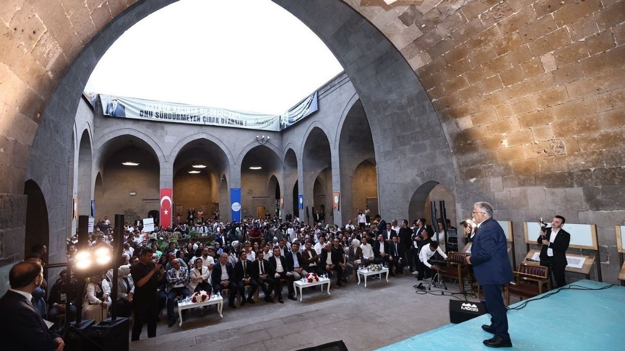 Kayseri Büyükşehir Belediye Başkanı Gençlik Buluşması'nda türkü söyledi!