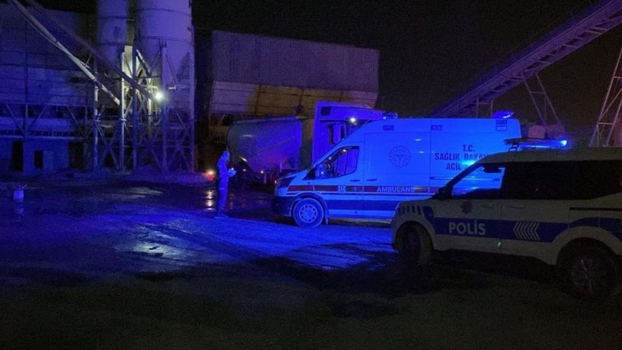 Ekmek teknesinde can pazarı: Çimento kamyonunun kapağı şoförün hayatını aldı