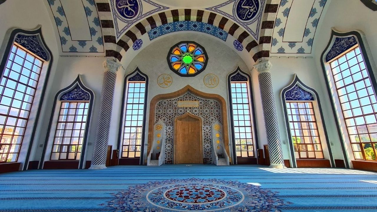'İbadet, ruha sükûnet, topluma huzur verir' 22 Ağustos Cuma Hutbesi