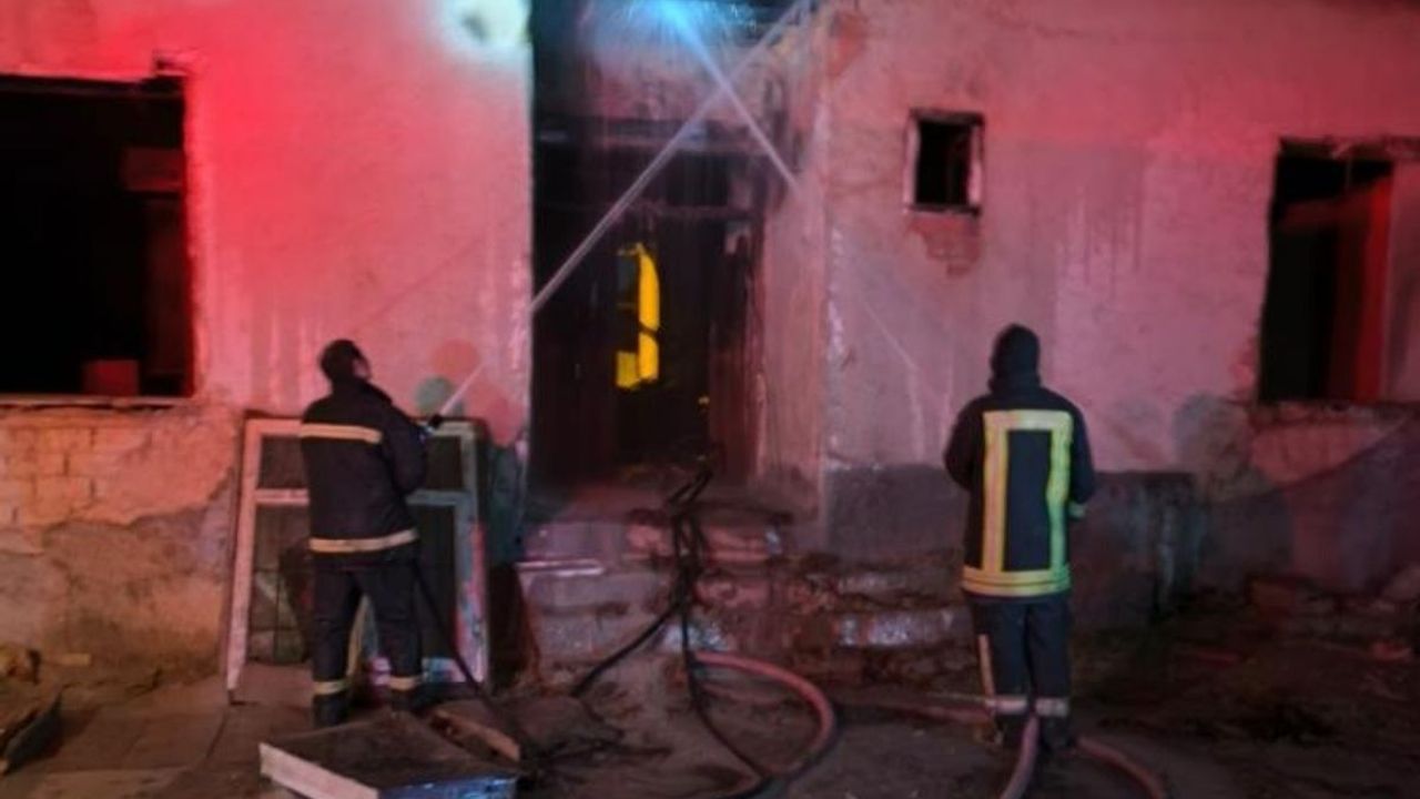 Gece saatlerinde yangın! Müstakil ev alevlere teslim oldu