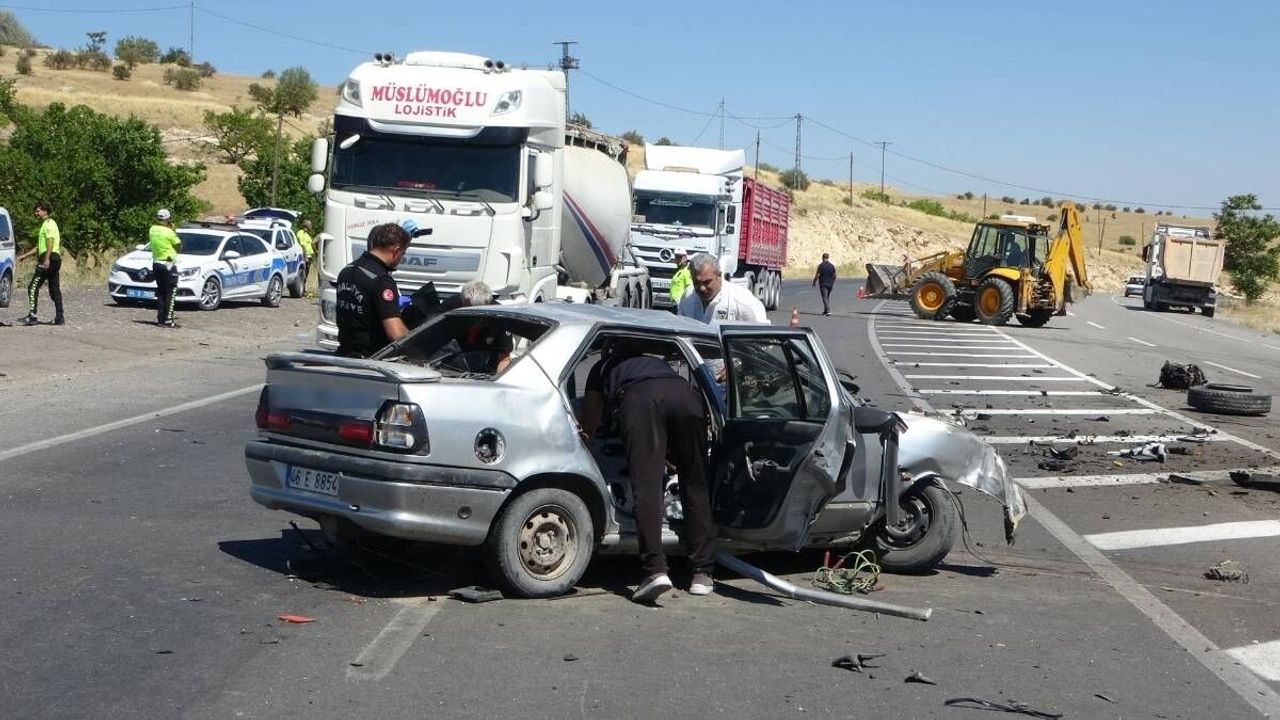 Kayseri yolunda otomobil kamyonla çarpıştı: 1 ölü, 2 yaralı