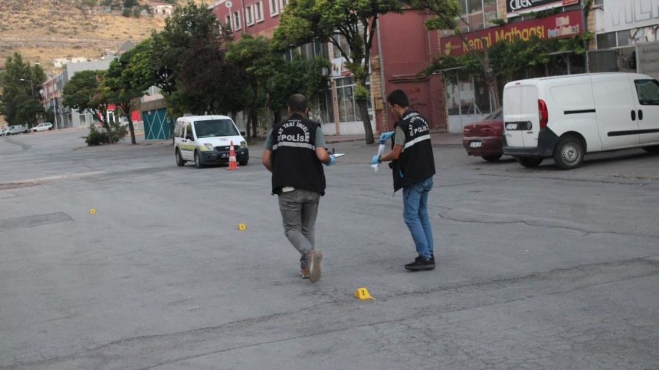 Kayseri’de alkol kavgası kanlı bitti: Araç kurşunlandı