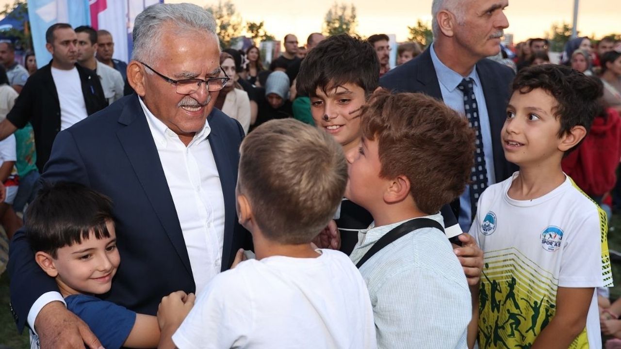 Kayseri’de coşkulu buluşma: Binlerce çocuk, sürprizler ve gururlandıran ödül