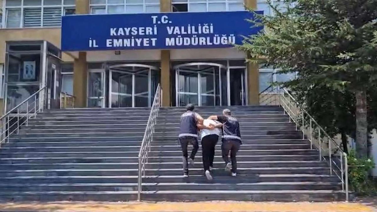 Kayseri'de durdurulan araçta neler çıktı neler! 20 yaşındaki genç yakalandı