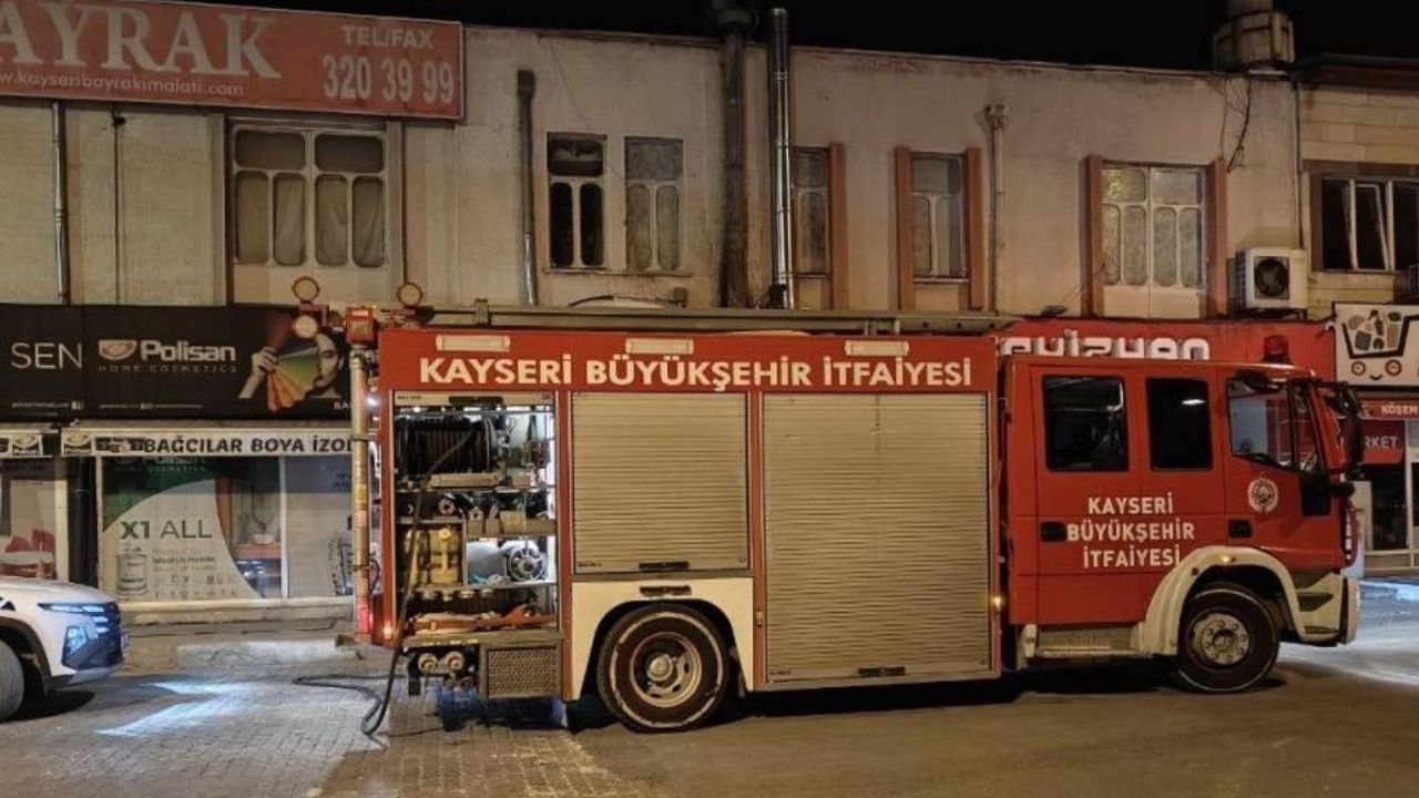 Kayseri’de çıkan yangın iş yerini kül etti