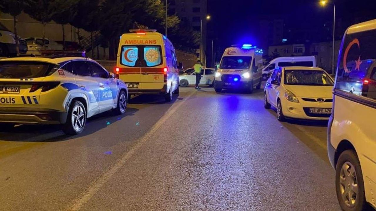 Anayurt caddesi savaş alanına döndü! Araba motosiklete çarptı