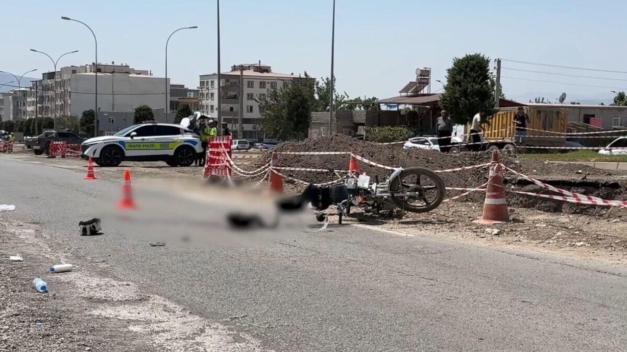 Üzerinden iş makinesi geçen motosikletli feci şekilde can verdi!