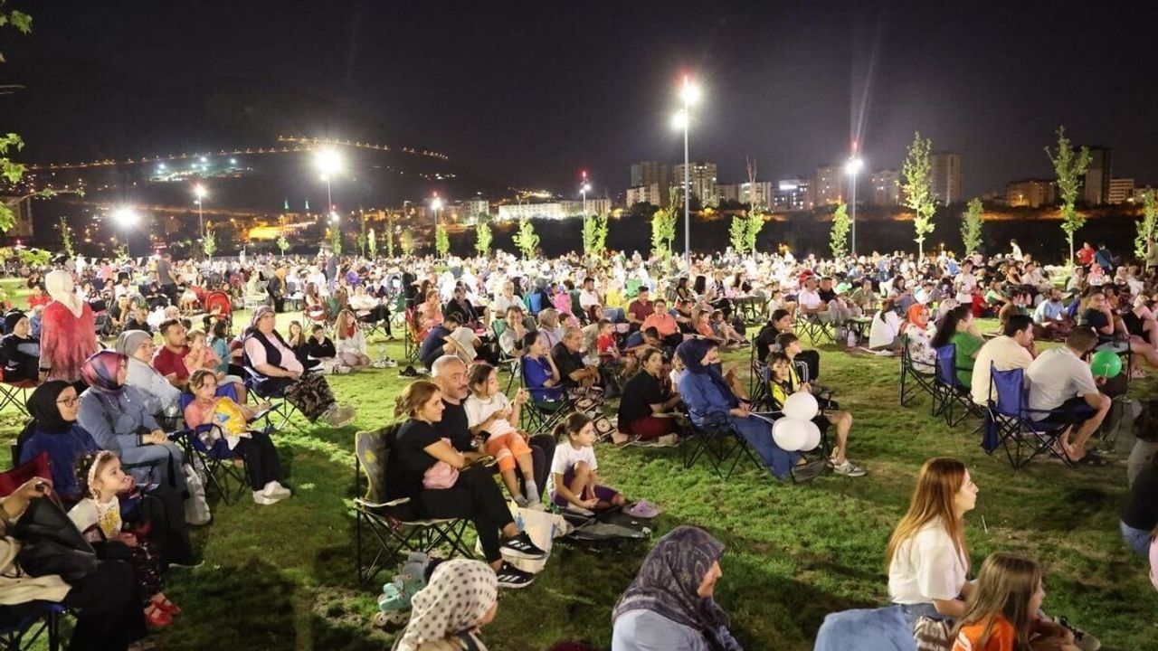 Yeşilçam rüzgarı Talas’ta esti: Vatandaşlar Millet Bahçesi'ne akın etti!