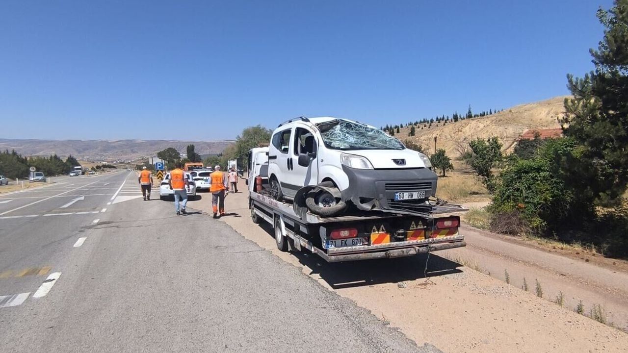 Kayseri yolunda hafif ticari araç devrildi: 3’ü çocuk 5 yaralı