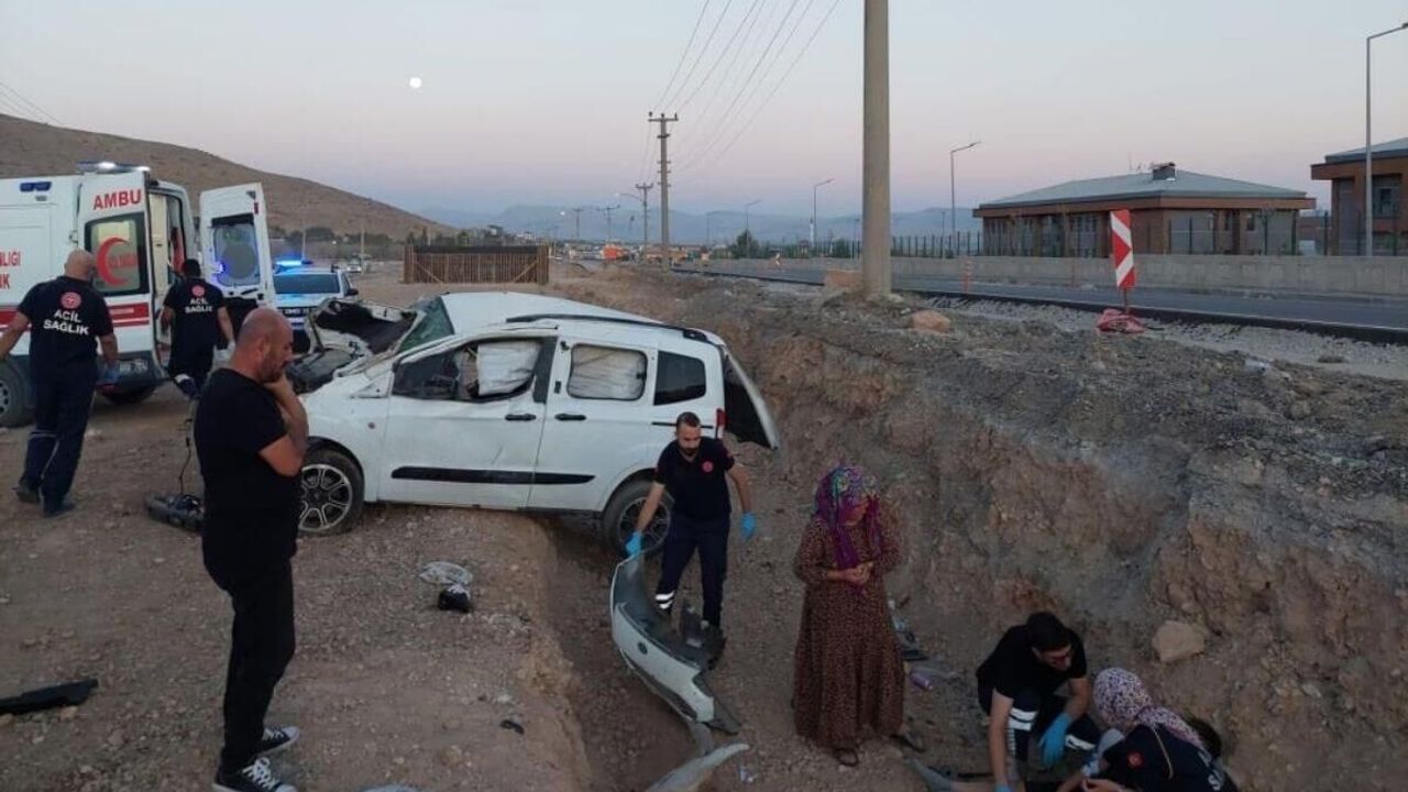 Kayseri yolunda hafif ticari araç boşluğa uçtu: 3 yaralı