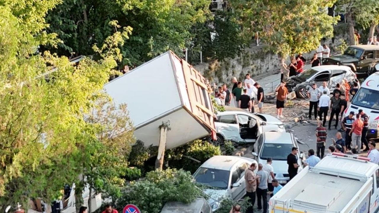 Freni patlayan kamyon 10 araca çarpıp kanala uçtu! Ortalık savaş alanına döndü