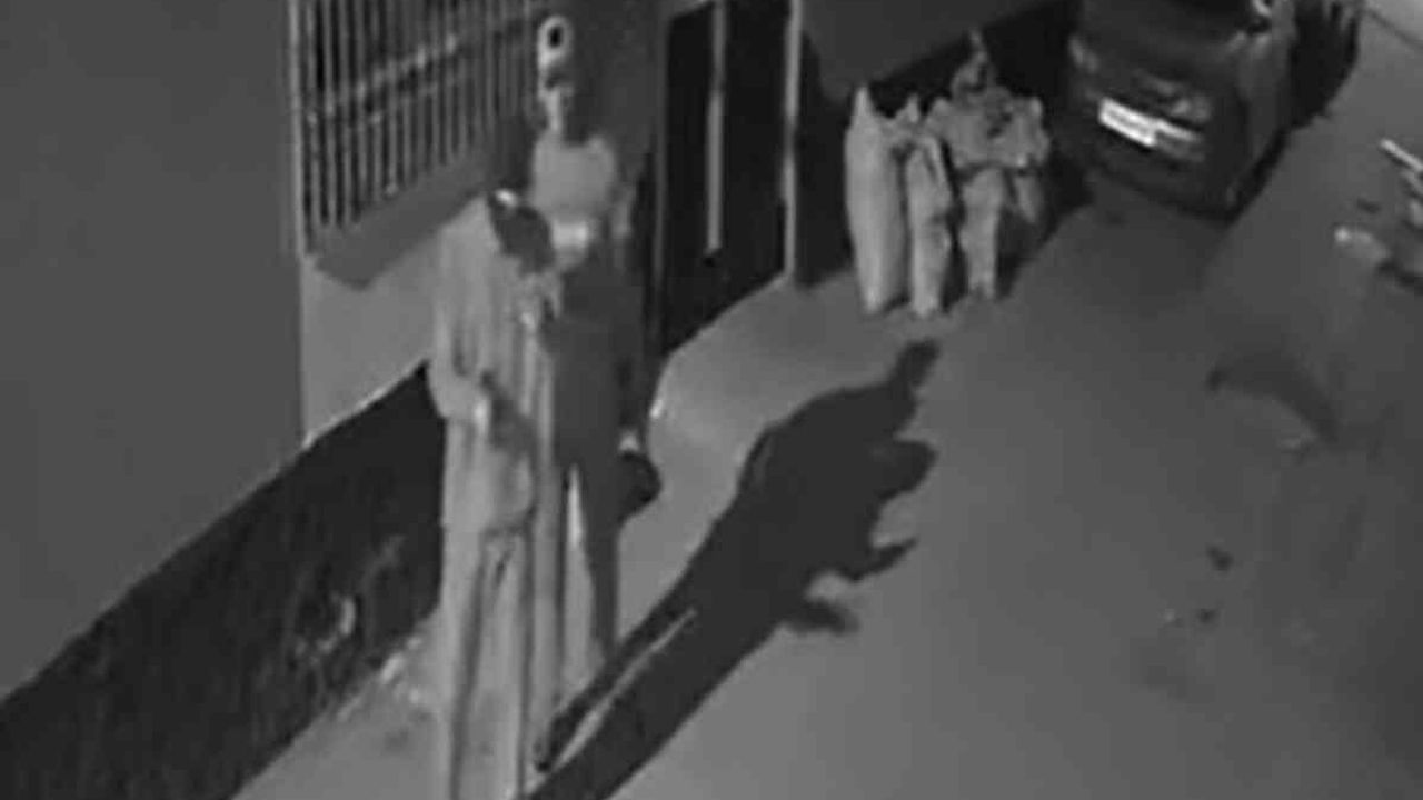 Kar maskeli saldırganlar eve ateş açıp o anları kayda aldılar!