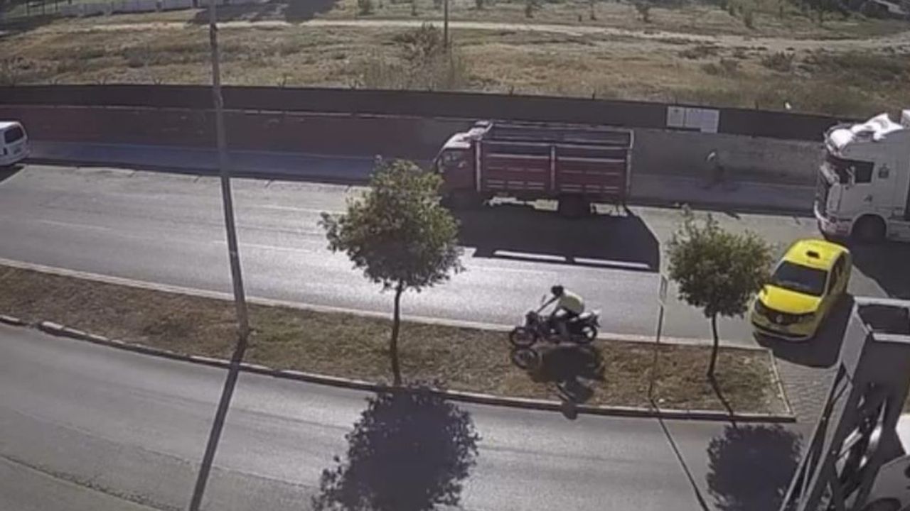 Yaya geçidinde korkunç an! Taksi manevrası motosiklet sürücüsünü ölüme götürdü