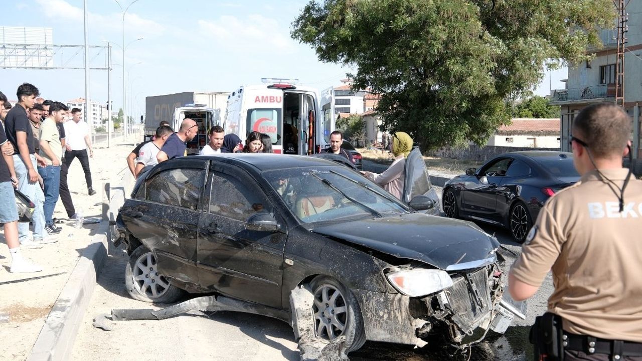 Otomobil tıra çarptı! 3 kişi yaralandı