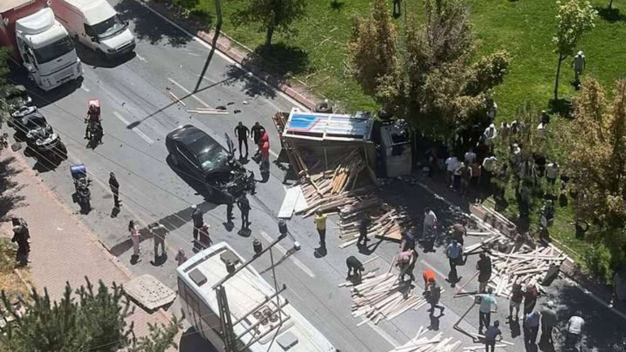 Kayseri'de otomobil kamyona çarptı! 4 kişi yaralandı