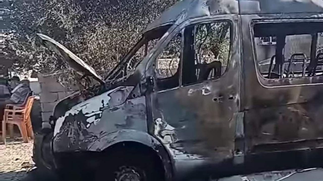 Park halindeki midibüs alevlere teslim oldu!