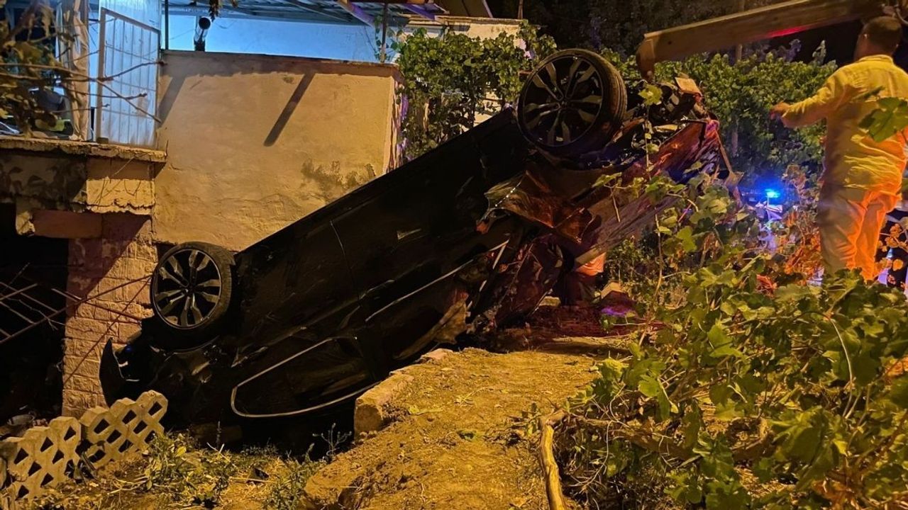 Talas’ta otomobil müstakil evin bahçesine uçtu!