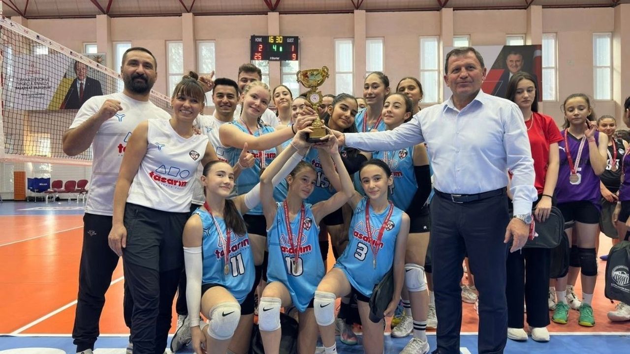 Zafer Bayramı’na özel voleybol turnuvası sona erdi! Madalyalar sahiplerini buldu