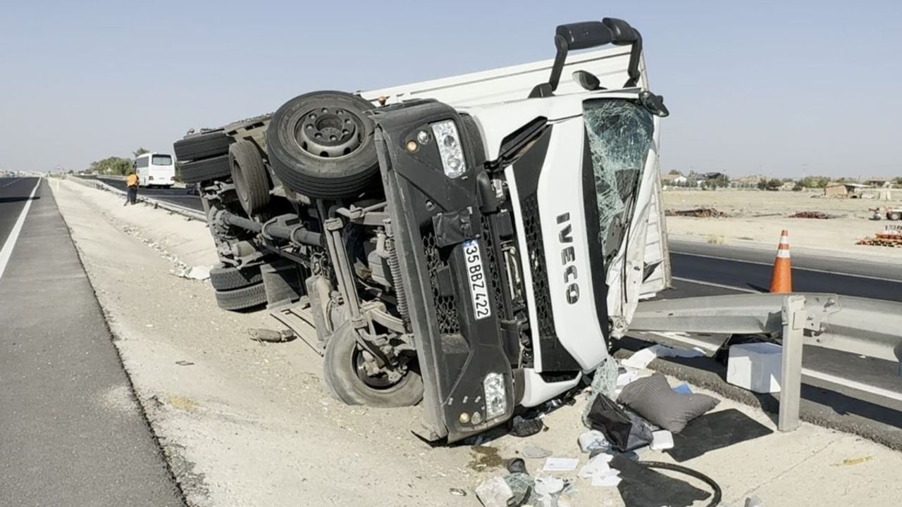 Direksiyon hakimiyetini kaybeden kamyonet bariyerlere çarptı: 1 yaralı
