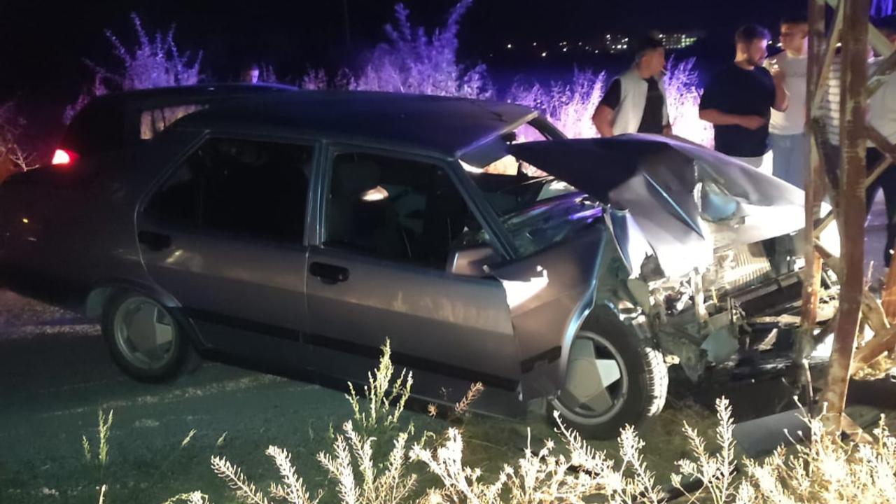 Elektrik direğine çarpan otomobilde 3 yaralı