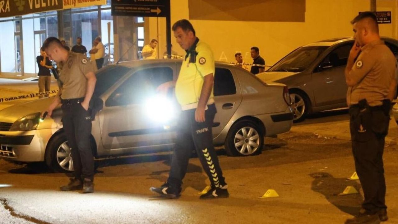 Adana’da uzun namlulu silahla oto galeriyi taradılar