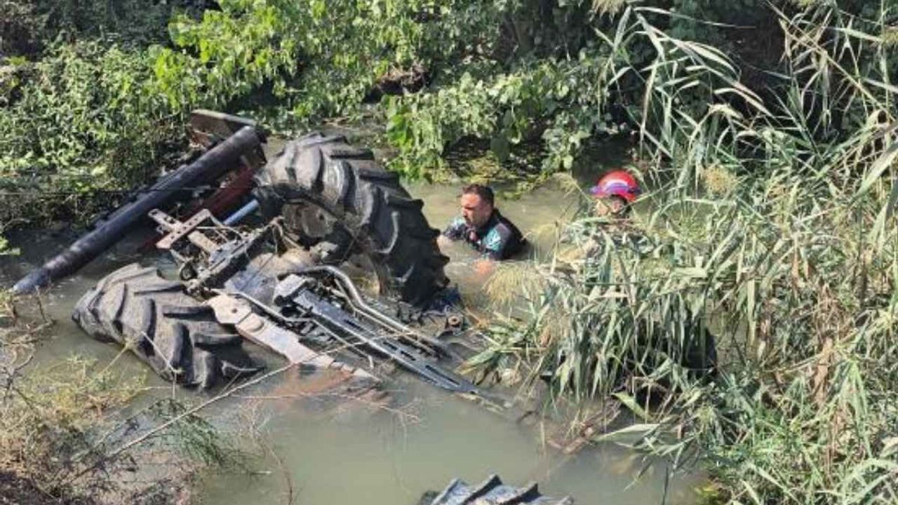 Sulama kanalına devrilen traktörün sürücüsü feci şekilde can verdi