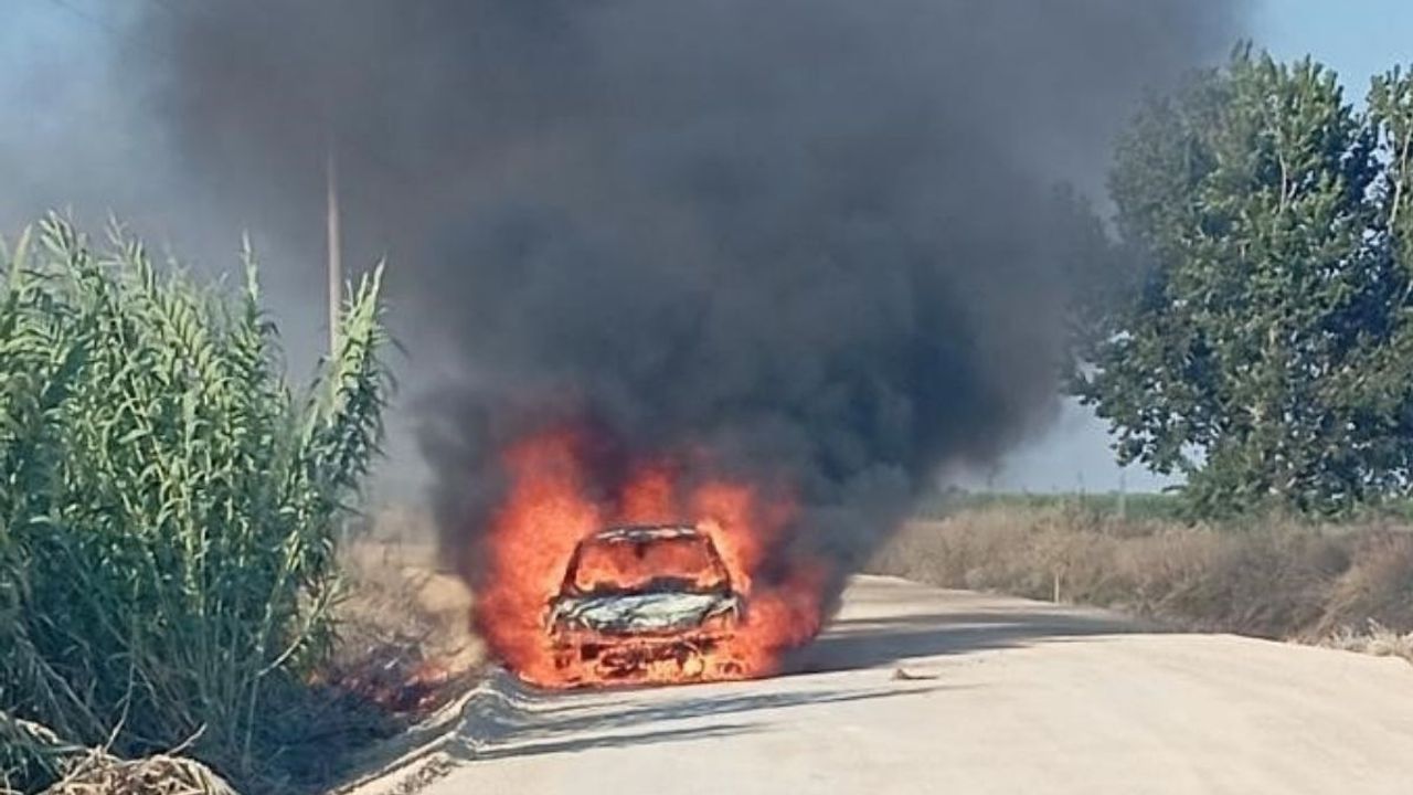 Otomobil alev alev yandı: Demir yığınına döndü