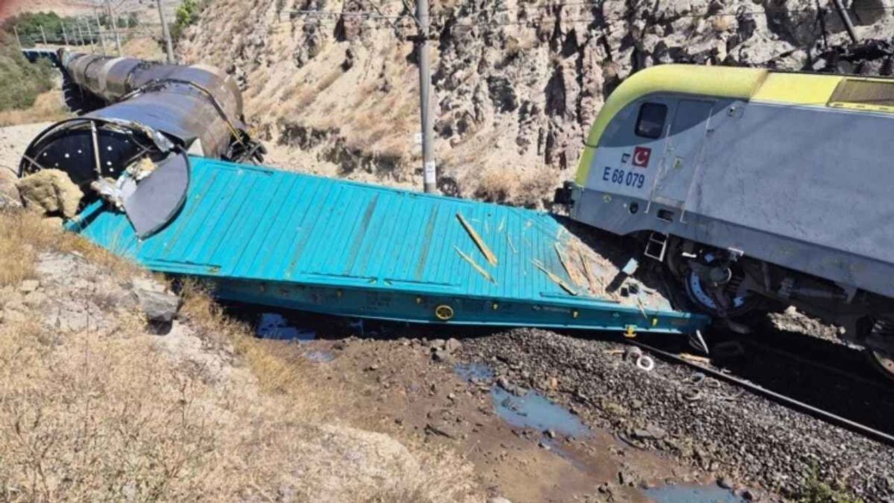 Raylarda feci çarpışma: İki tren kafa kafaya geldi!