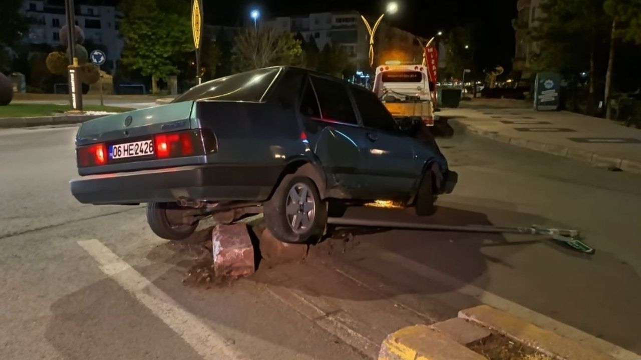 Büyük kaza: Bir araç şarampole yuvarlanırken diğeri ters döndü